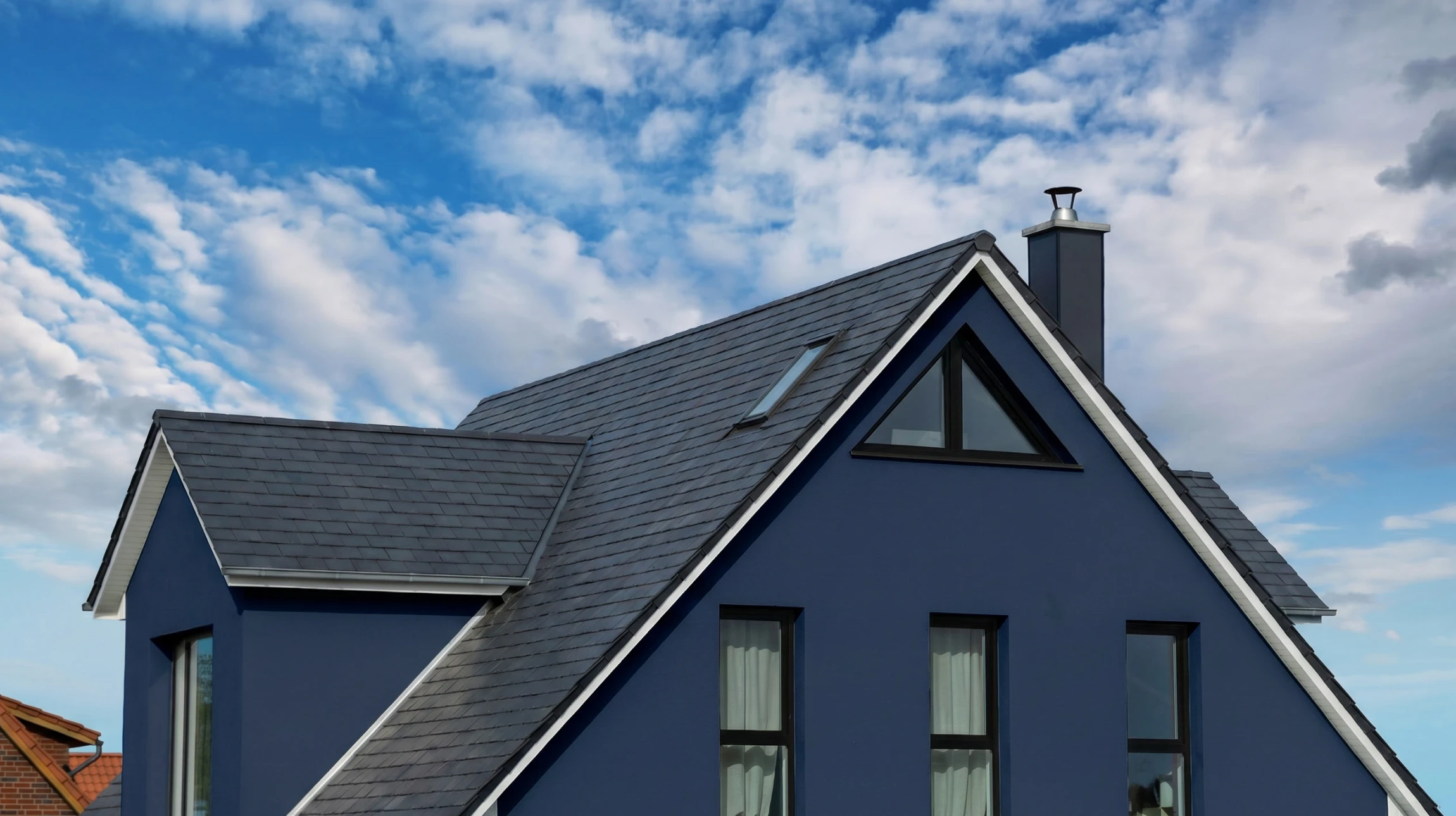 Scène extérieure d'inspection thermique d'une maison moderne blanche à deux étages avec toit gris