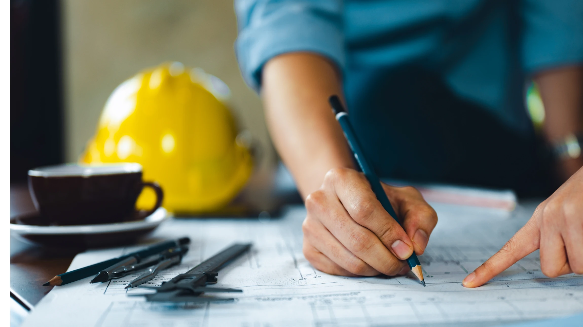 Architecte ou ingénieur travaillant sur plans techniques dans bureau lumineux