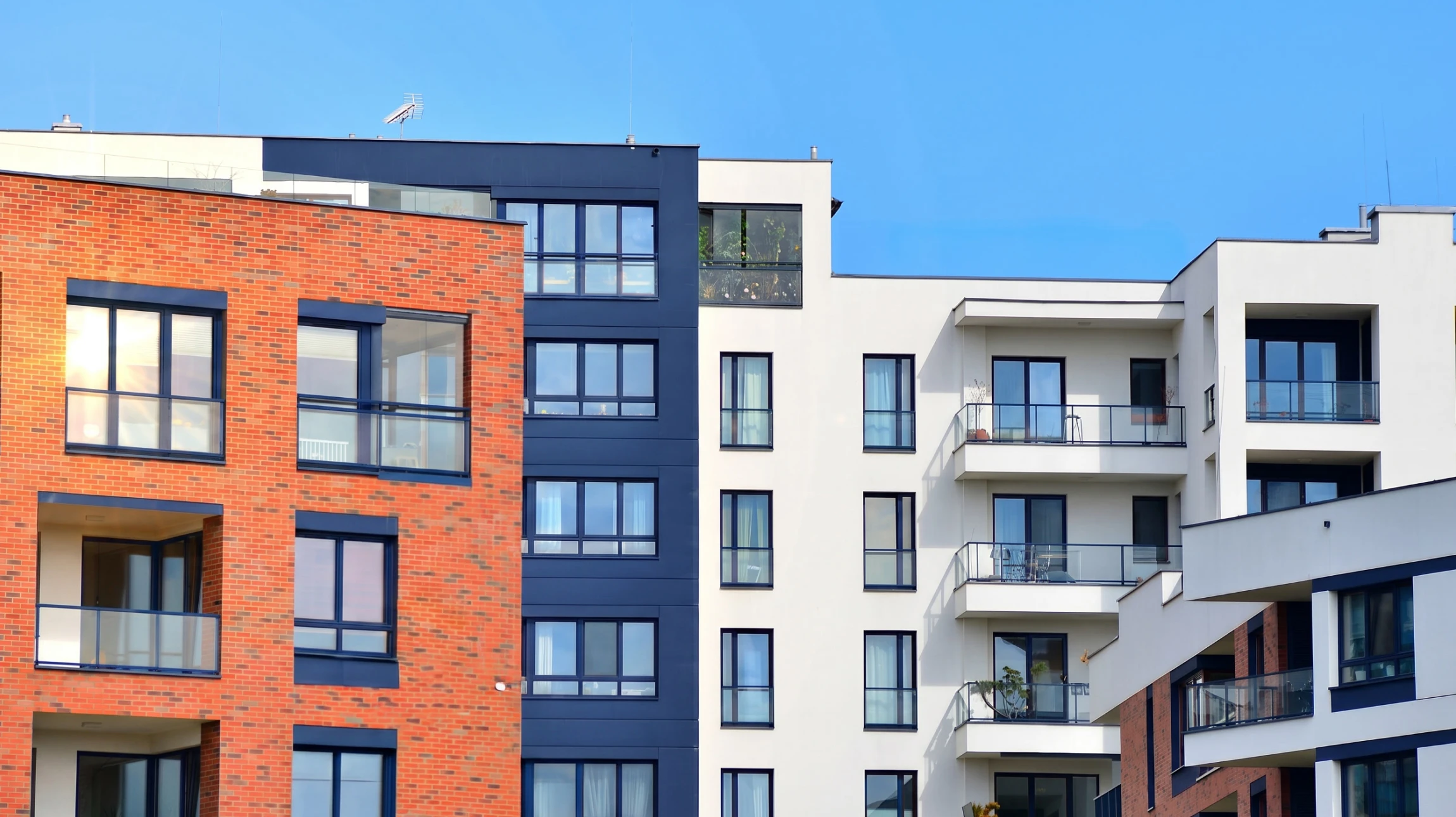 Scène extérieure d'inspection thermique d'une maison moderne blanche à deux étages avec toit gris
