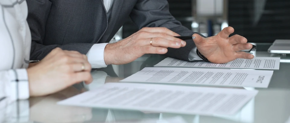 Photo professionnelle d'un bureau moderne avec un consultant ou conseiller Altos Énergie en discussion avec un propriétaire ou couple autour d'une table, documents relatifs aux aides financières (dossiers ANAH, MaPrimeRénov', etc.) visibles sur le bureau. L'ambiance doit transmettre la confiance, le professionnalisme et l'expertise administrative. L'arrière-plan peut montrer un mur de bureau avec discrétion. La photo doit être claire et bien éclairée.